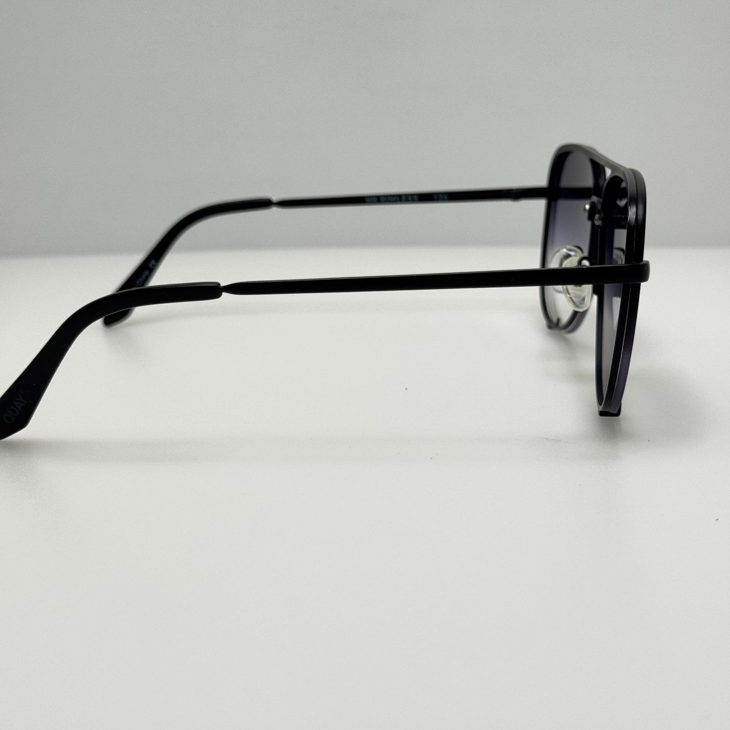 Quay Sunglasses HK Rimless 126 Black B