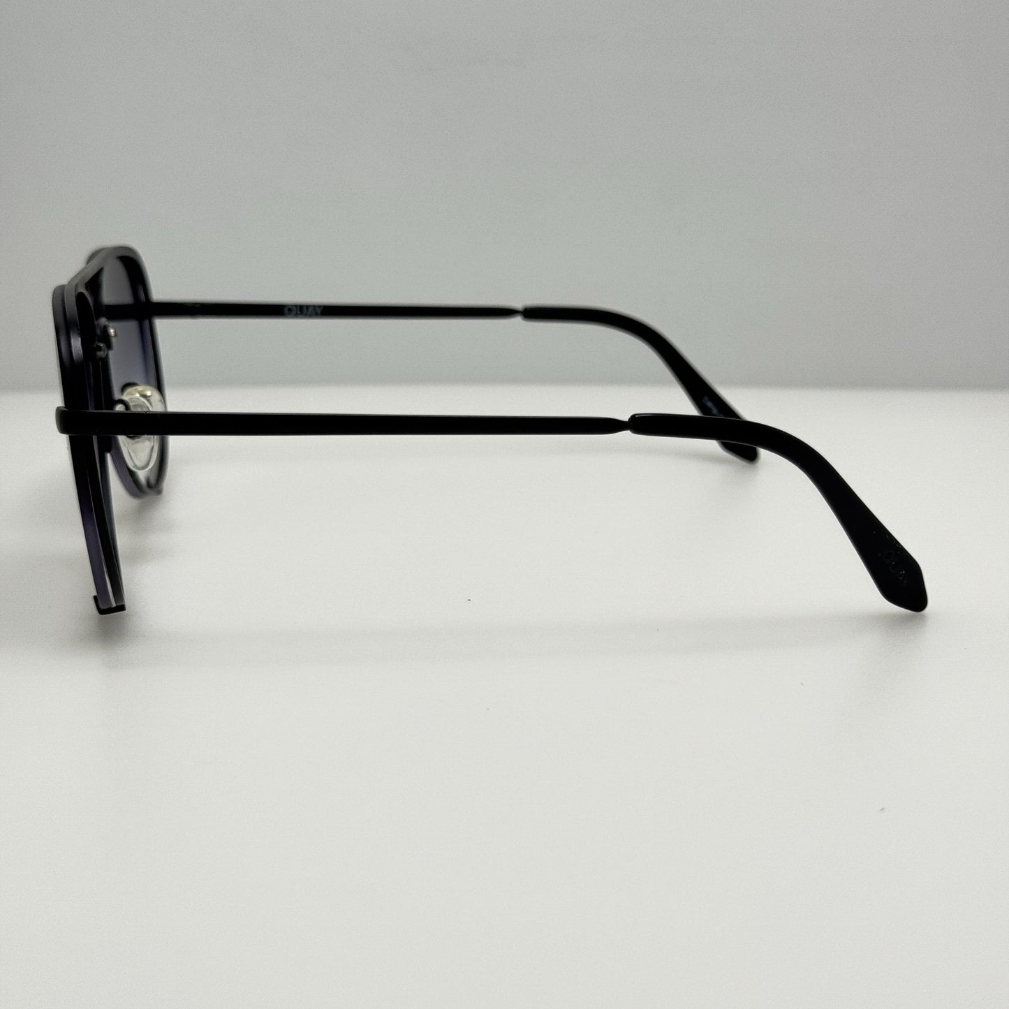 Quay Sunglasses HK Rimless 126 Black B