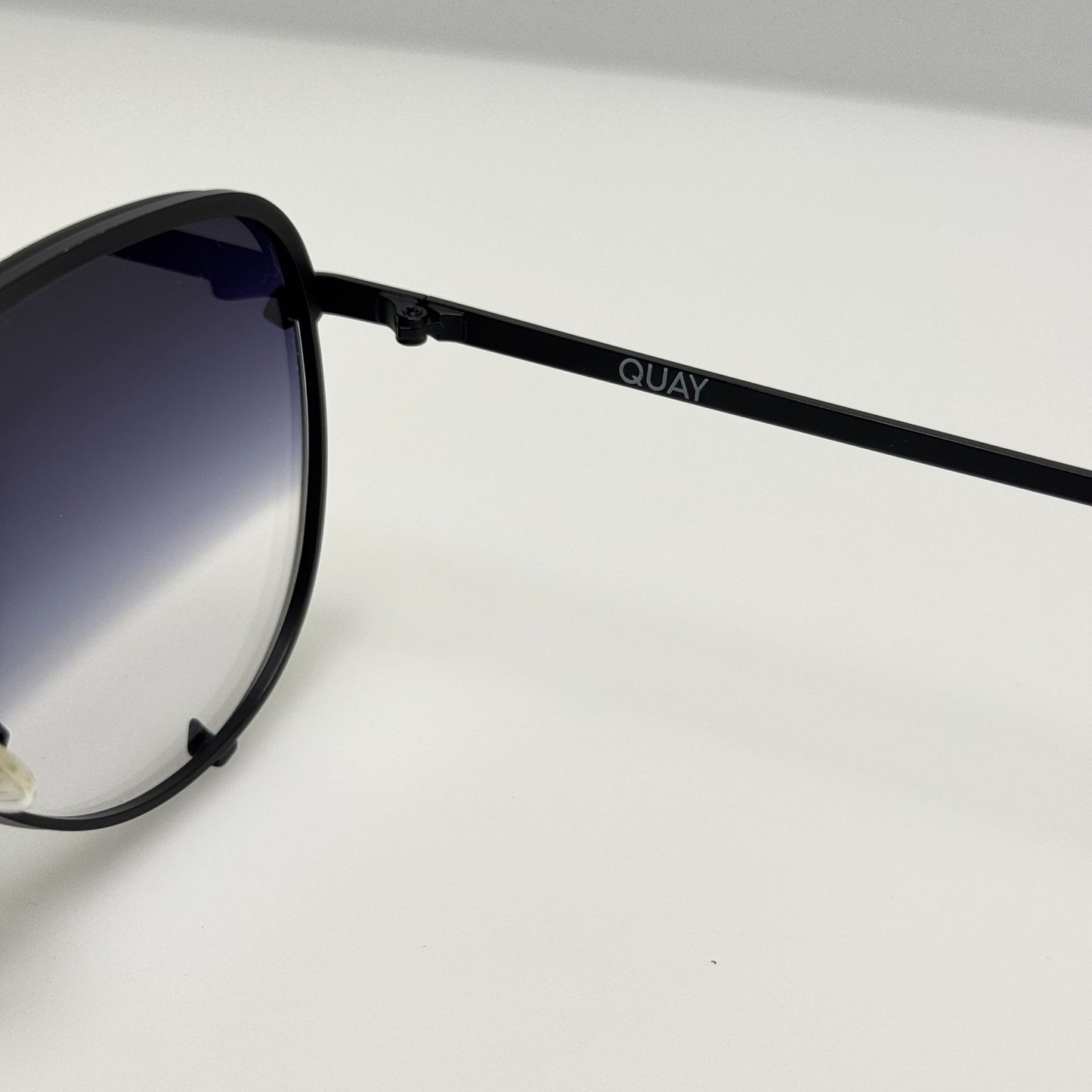 Quay Sunglasses HK Rimless 126 Black B