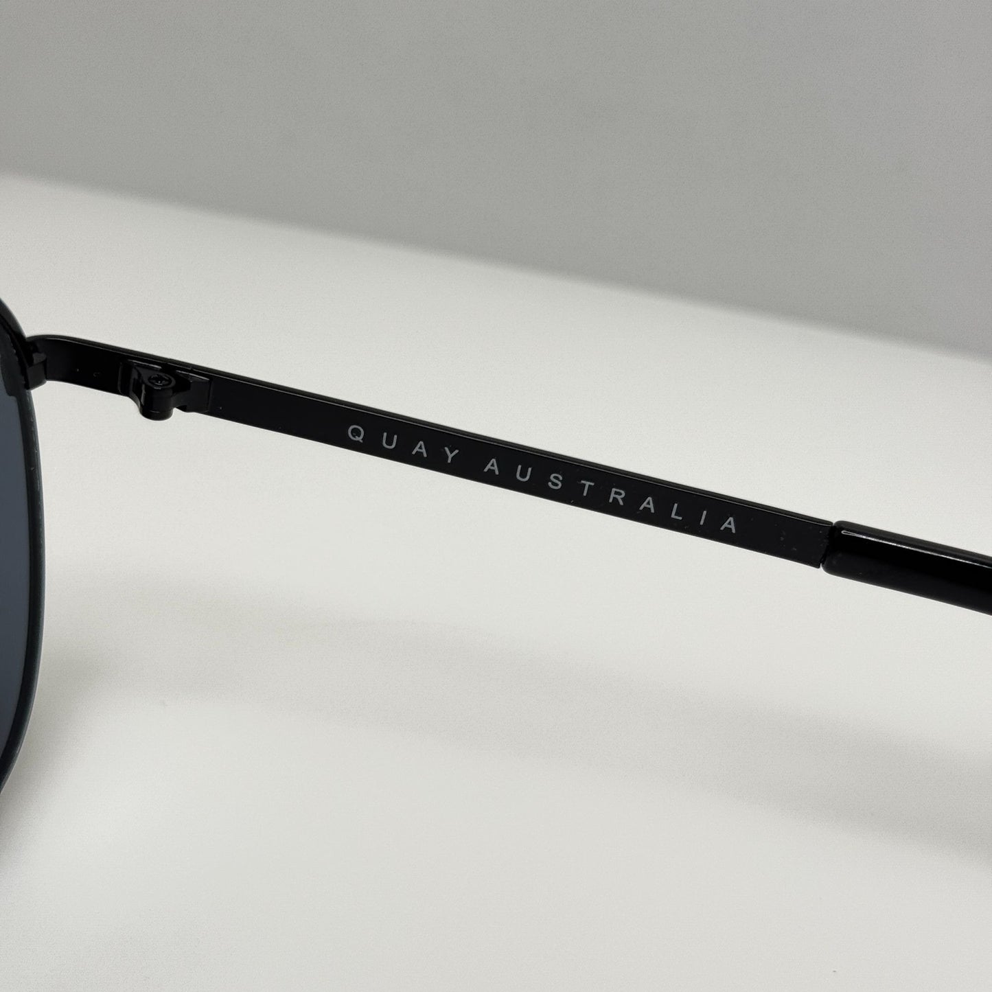 Quay Sunglasses Vivienne 126